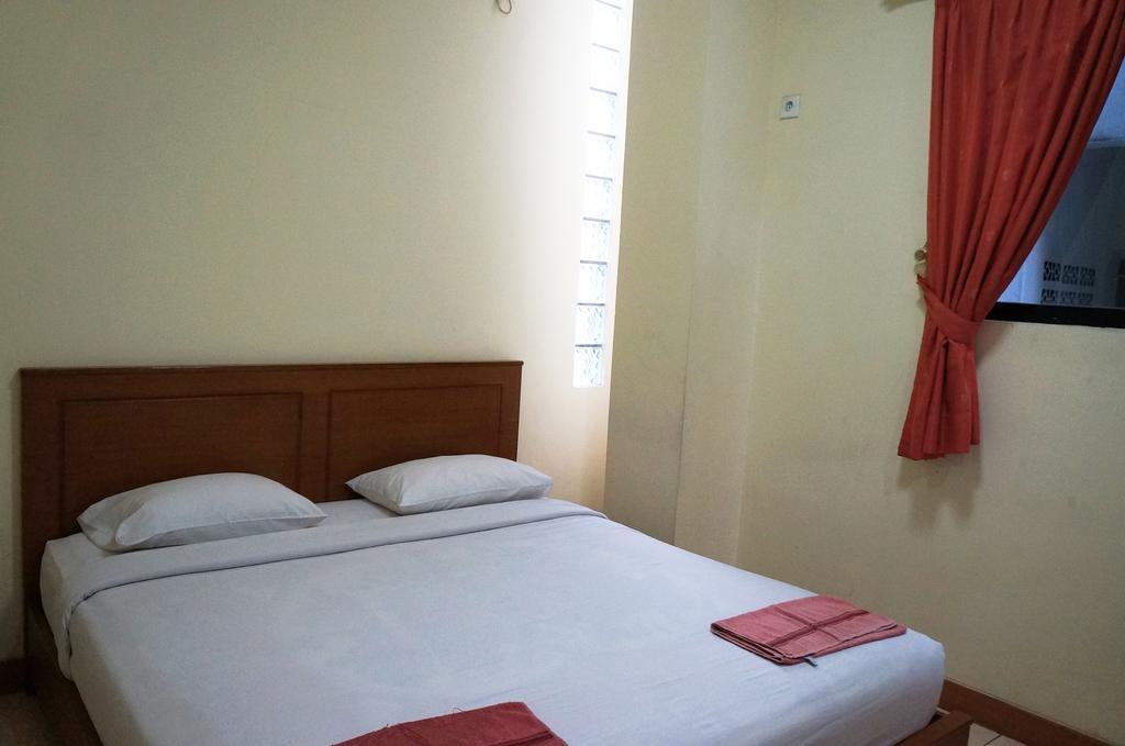 Jesnic Hotel Padang  Exterior photo