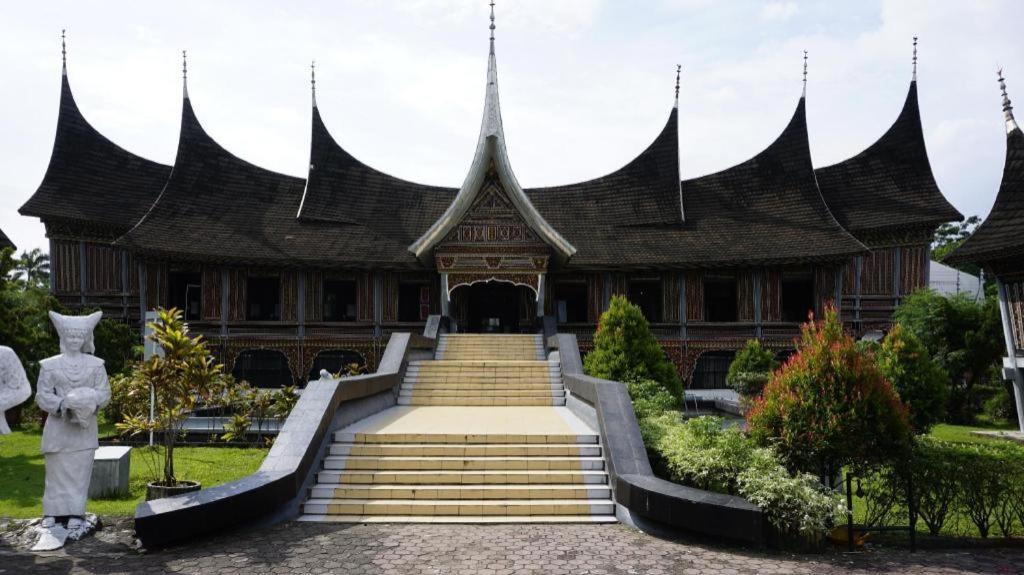 Jesnic Hotel Padang  Exterior photo